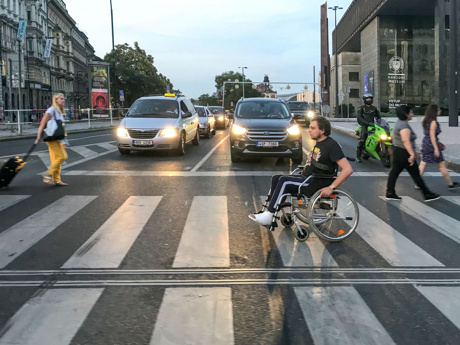 Žil jsem měsíc na vozíčku. Řidiči MHD mi odmítli pomoct, spadl jsem do asociálního života, změnil se mi pohled na svět