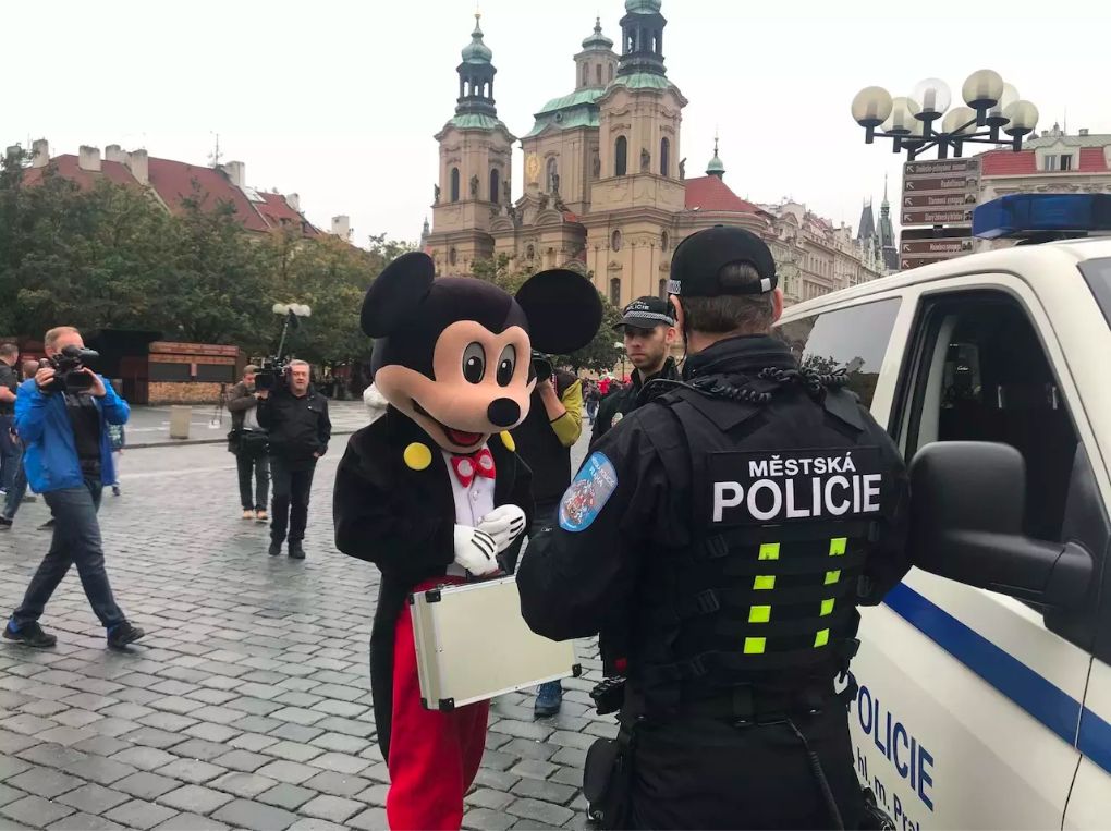 V Praze dostal pokutu Mickey Mouse, šaška i smrtku vyřešili strážníci domluvou. Navštívili jsme centrum po zákazu buskingu