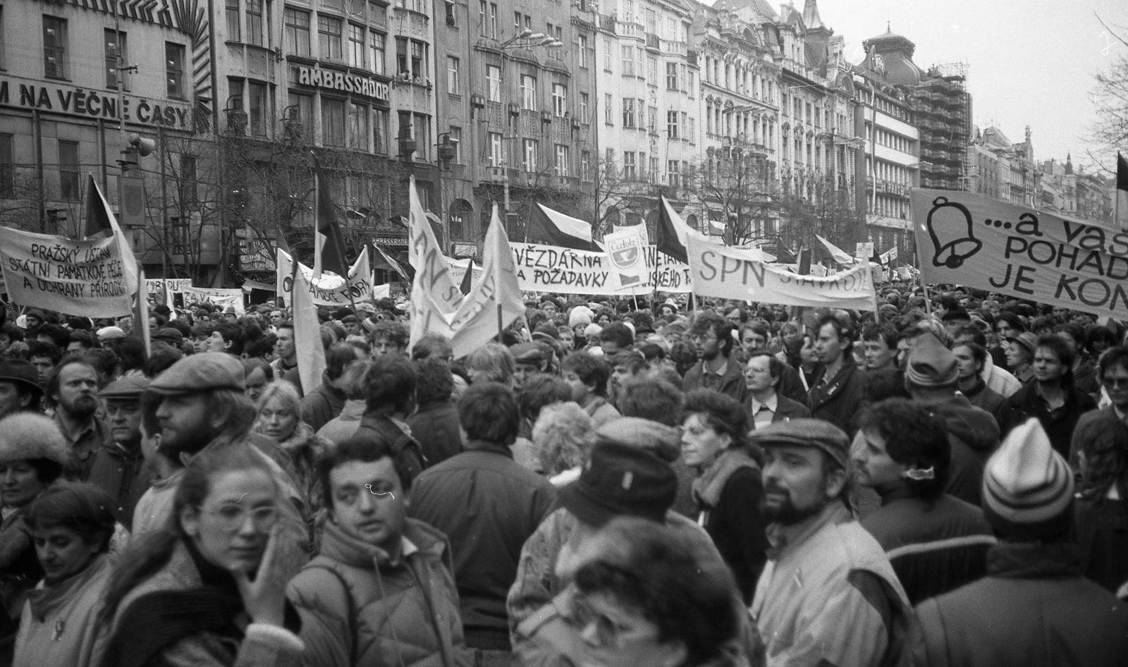 Za komunistů se žilo líp a listopad 89 byl spiknutí? Největší lži o sametové revoluci a socialismu v Československu