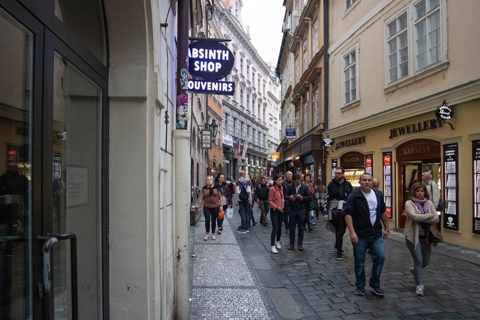 Airbnb je důvod, proč místní nenávidí centrum Prahy. Turistů je stále více a město ztrácí duši