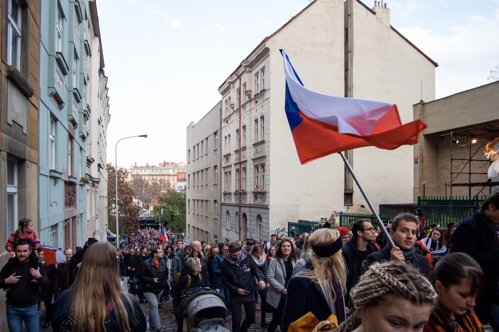Desítky tisíc Čechů slavily 30 let od sametové revoluce. Národní třídu úplně přetížili (Fotoreport)