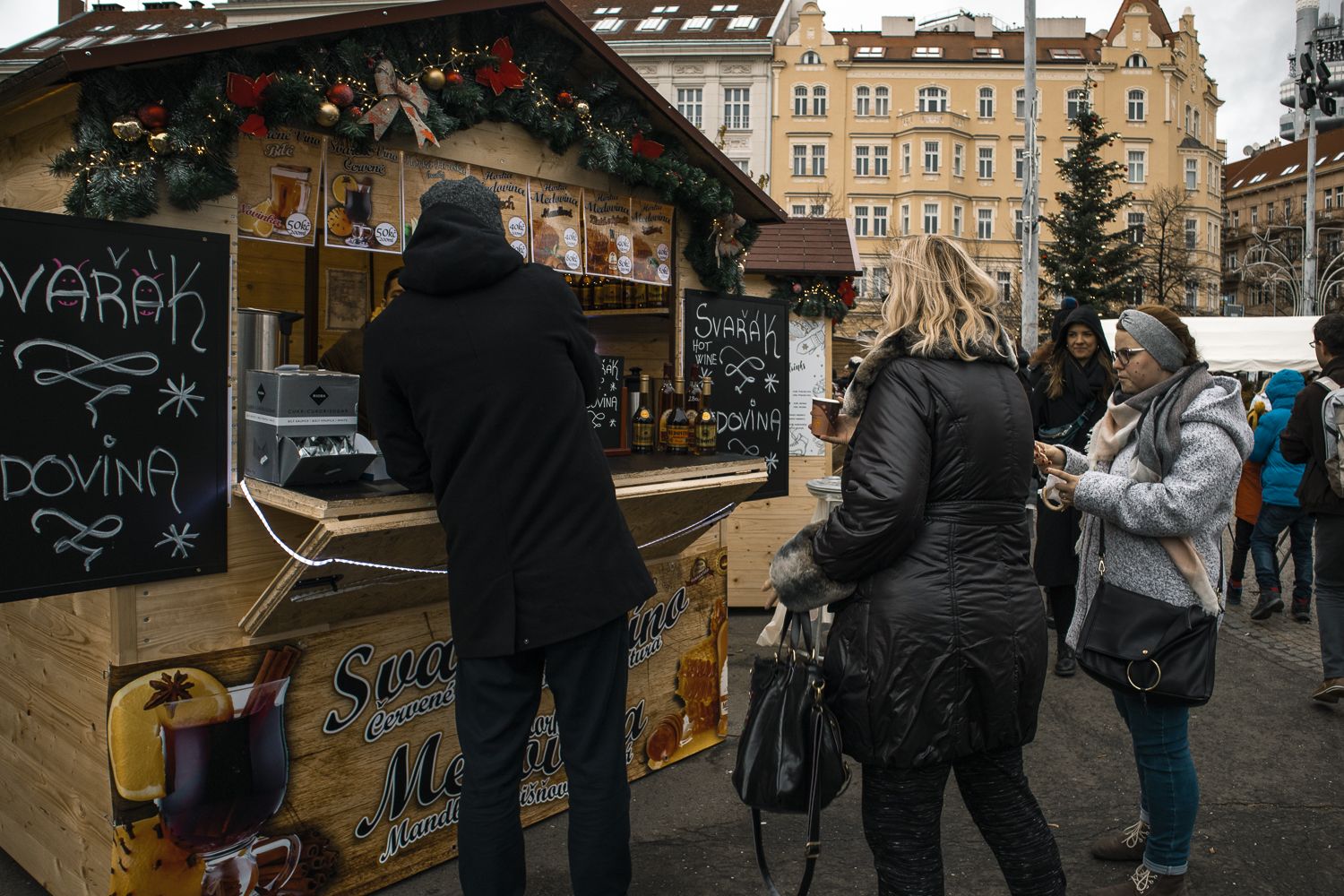 Průvodce vánočními trhy v Praze. Které jsou předražené, kde mají nejlepší atmosféru a co všechno na nich najdete?