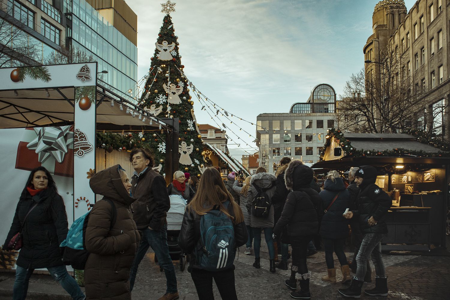 Průvodce vánočními trhy v Praze. Které jsou předražené, kde mají nejlepší atmosféru a co všechno na nich najdete?