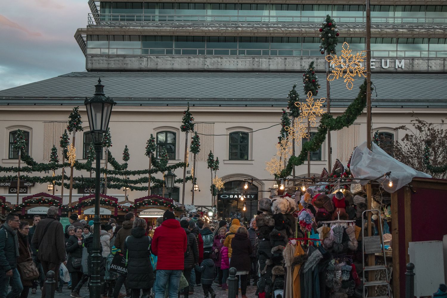 Průvodce vánočními trhy v Praze. Které jsou předražené, kde mají nejlepší atmosféru a co všechno na nich najdete?