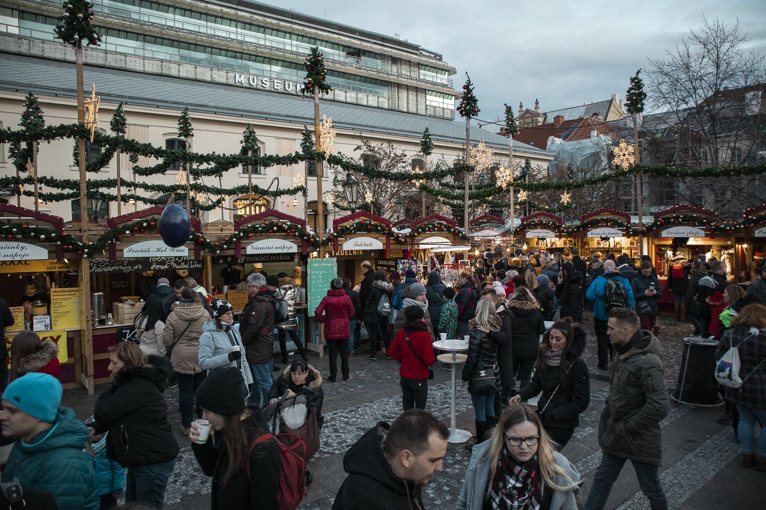 Vánoční trhy na Staroměstském náměstí jsou předražené a plné turistů. Máme tipy na ty nejlepší v Praze, které si opravdu užiješ