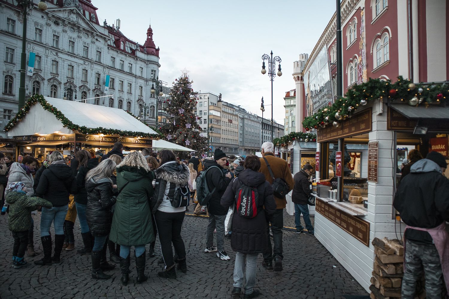 Průvodce vánočními trhy v Praze. Které jsou předražené, kde mají nejlepší atmosféru a co všechno na nich najdete?