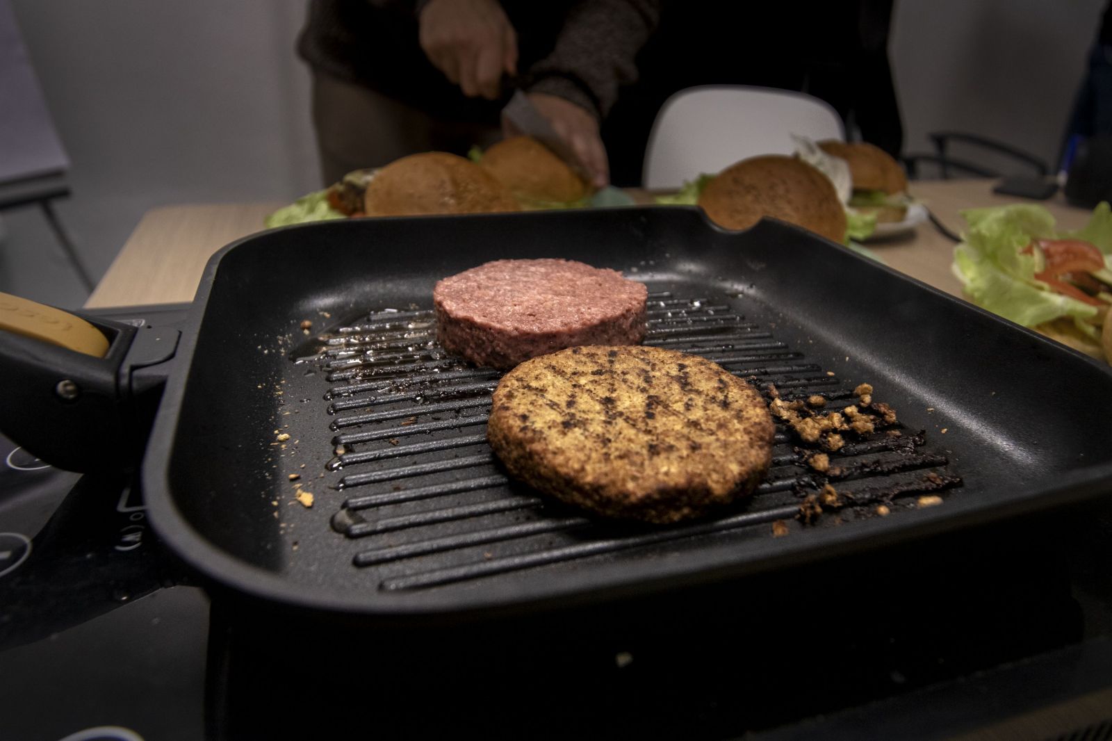 Otestovali jsme burgery s vegetariánským masem. Jedno z nich chutnalo jak opravdové hovězí