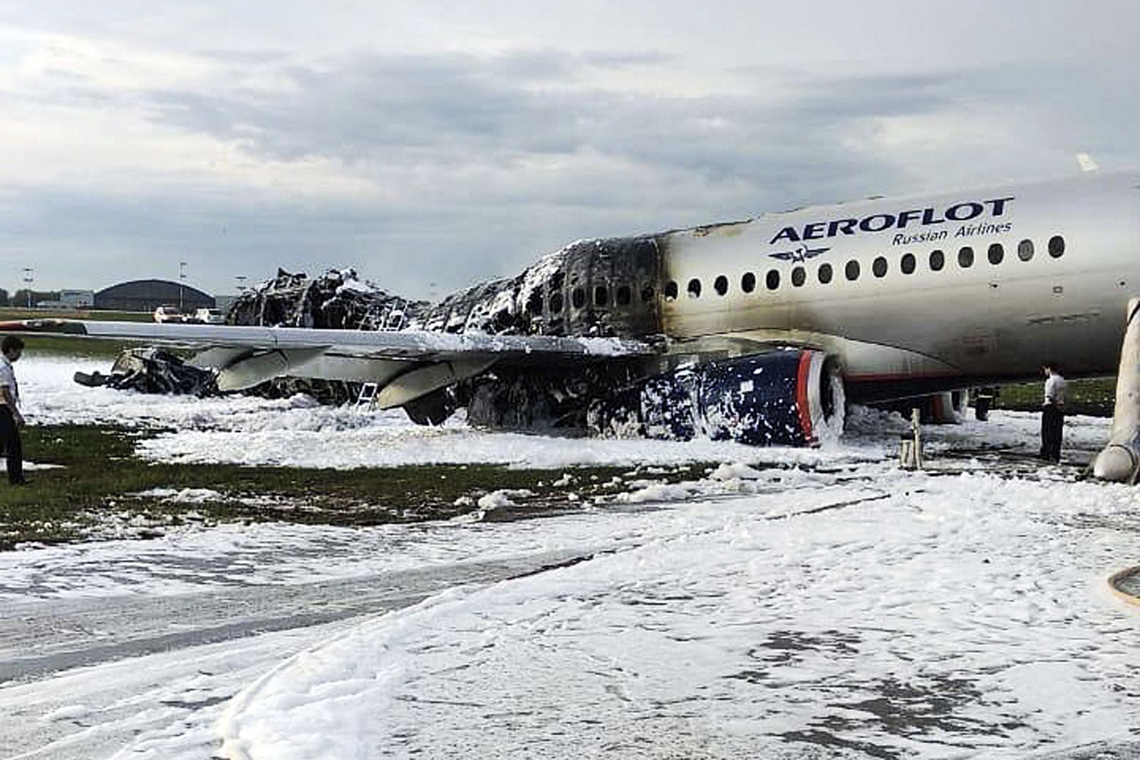 Ruské lietadlo muselo núdzovo pristáť,  zahynulo 41 zo 78 ľudí. Príčinou je pravdepodobne zásah blesku