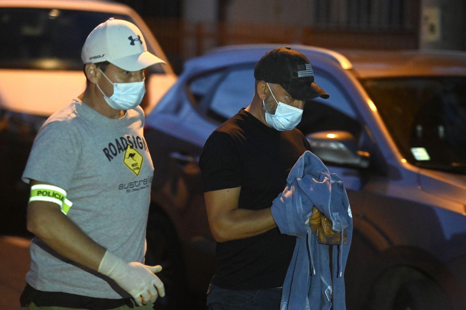 Policajt z Národnej kriminálnej agentúry (NAKA) odvádza po domovej prehliadke u bývalého šéfa protikorupčnej jednotky Roberta Krajmera (vpravo) 10. septembra 2020 v Trenčíne. 