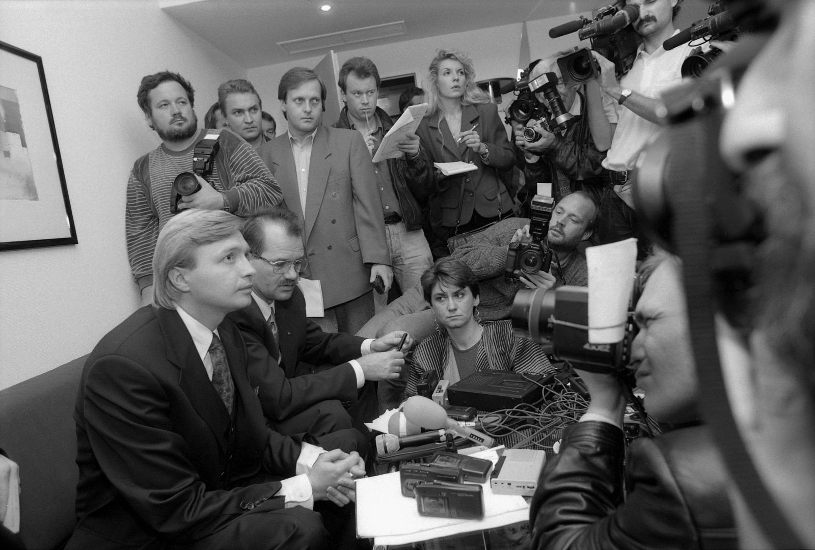 Na archívnej snímke z 5. októbra 1995 tlačová konferencia Michala Kováča ml. v hoteli Astron vo Viedni. Syn slovenského prezidenta Michal Kováč mladší usporiadal 4. októbra 1995 vo viedenskom hoteli Astron tlačovú konferenciu so slovenskými aj zahraničnými novinármi.