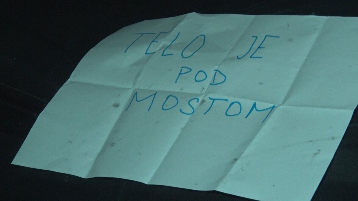 „Telo je pod mostom,“ znel odkaz na odparkovanom aute na diaľnici R1. Polícia skutočne našla mŕtveho človeka