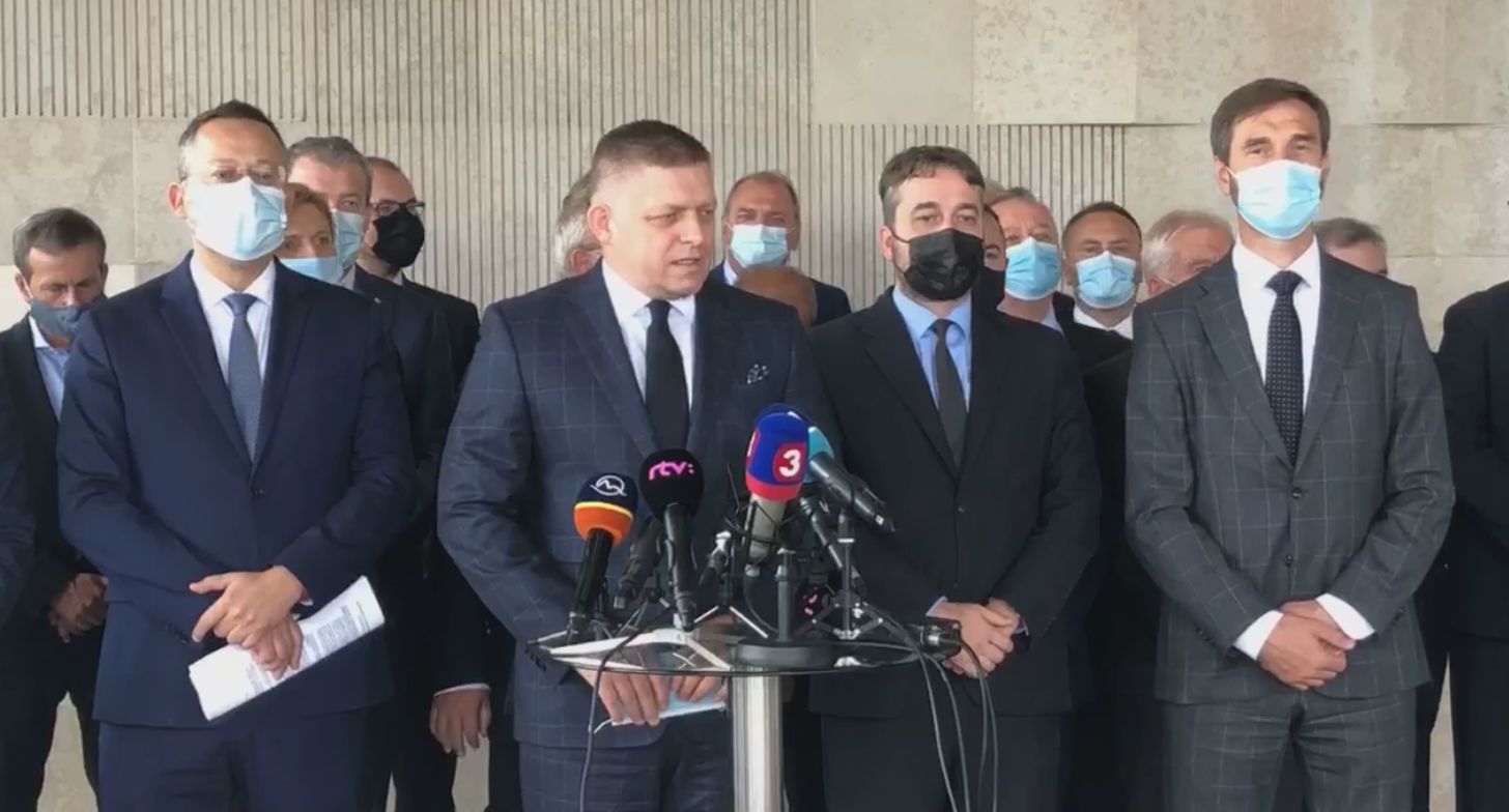 Slovenskí odborníci neodporúčajú nosiť plastové štíty ako Robert Fico. Nezabraňujú šíreniu koronavírusu