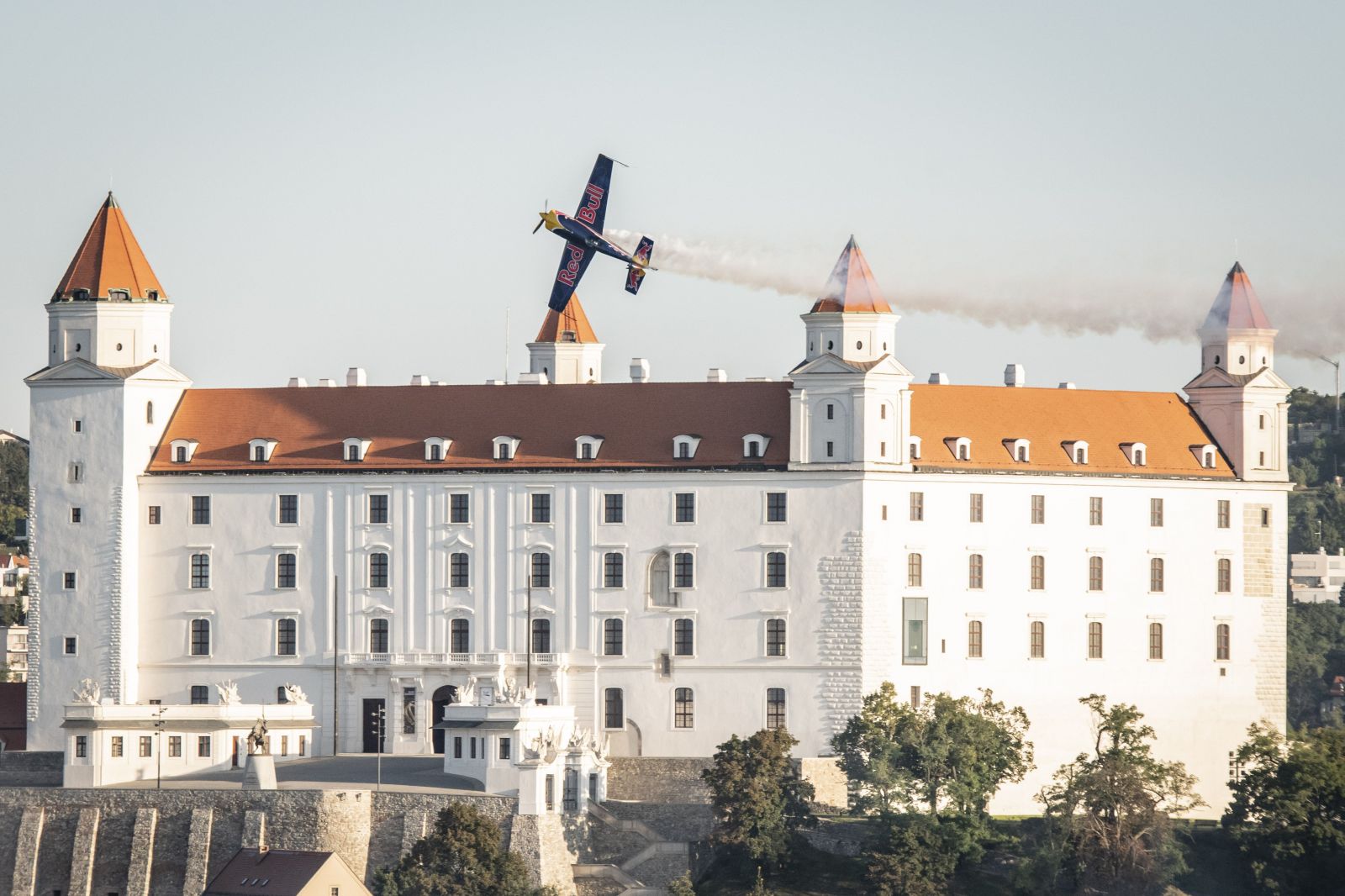 Akrobatická šou, akú Bratislava ešte nezažila. Pilot podletel Most SNP a predvádzal sa nad Dunajom