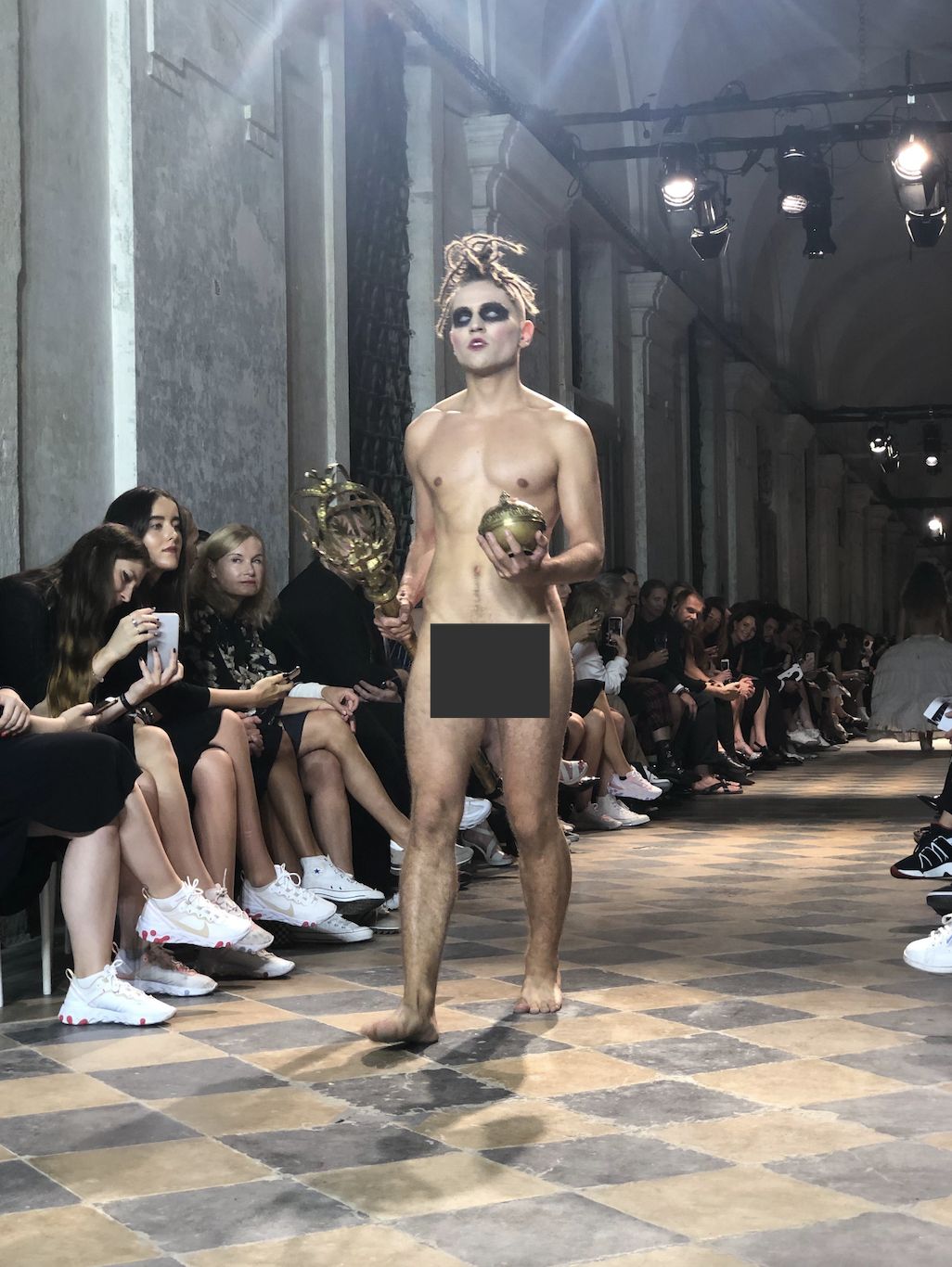 Po móle pražského Fashion Weeku sa prechádzali nahí ľudia. Česká dizajnérka tvrdí, že na planéte je už šatstva dosť