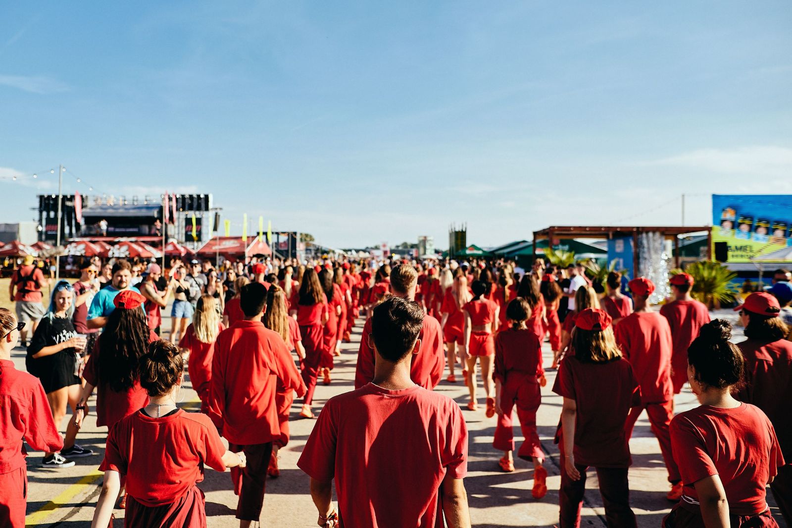 80 tanečníkov v rovnakých červených outfitoch ovládli Grape festival