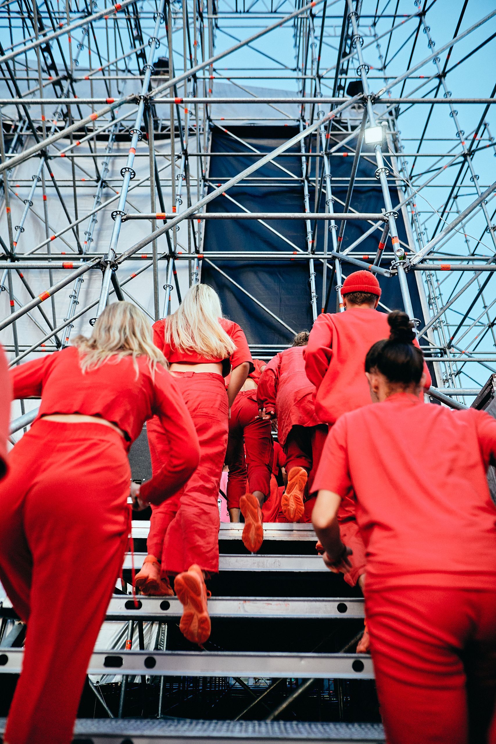 80 tanečníkov v rovnakých červených outfitoch ovládlo Grape festival