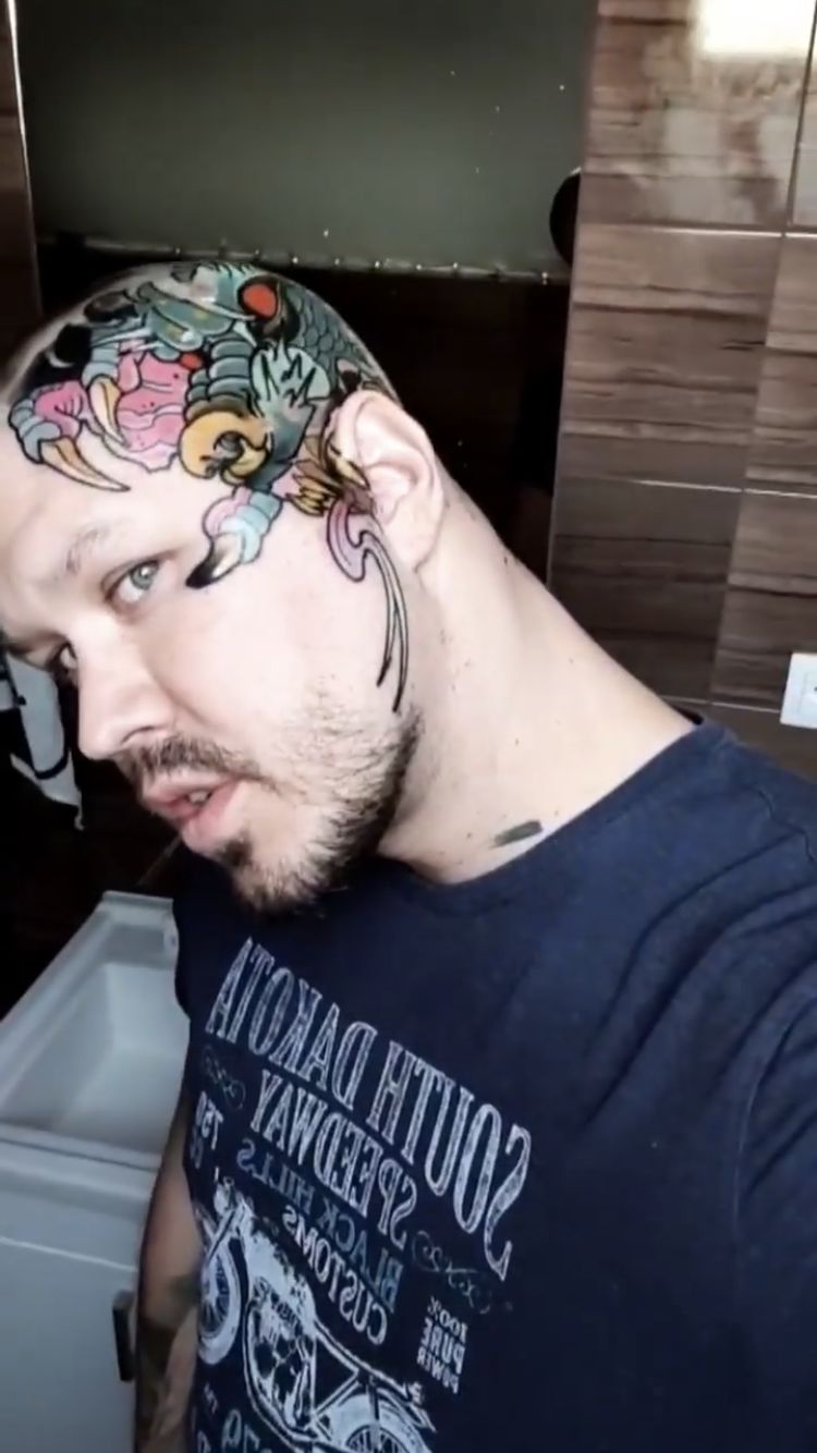 Momo si dal tetovanie na polovicu hlavy, vymazal si aj všetko z Instagramu