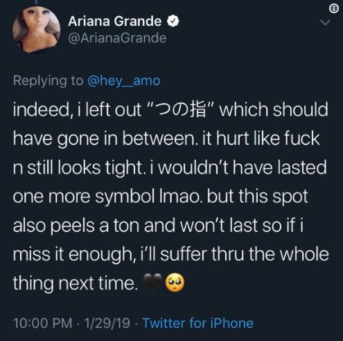 Ariana Grande si dala nechtiac vytetovať slová „gril na uhlie“. Je na smiech celému internetu
