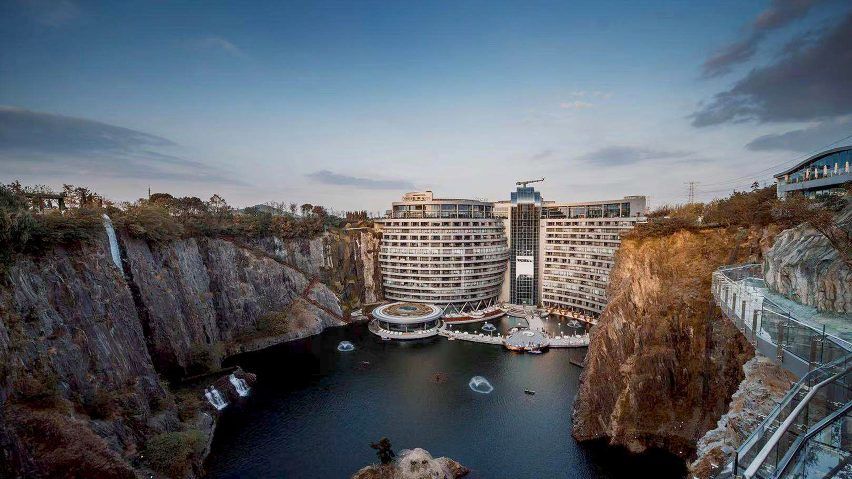 V Číne otvorili luxusný hotel umiestnený v 90-metrovom zaplavenom lome