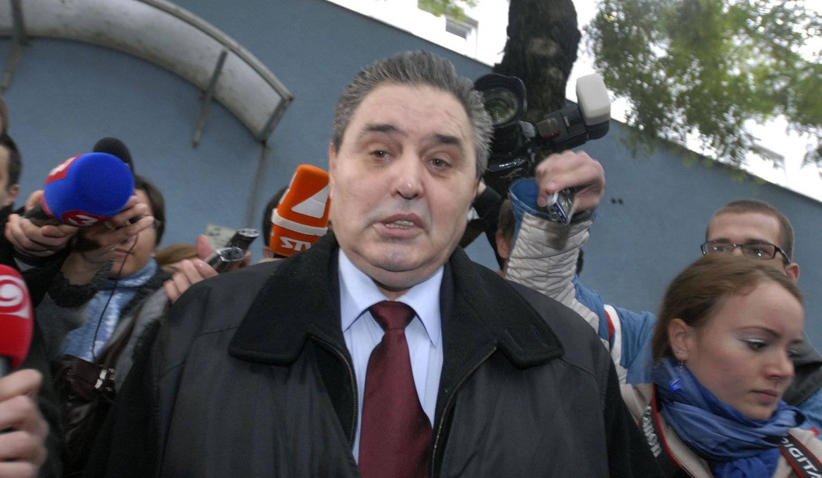 Jozef Majský vychádza z väzenskej časti Justičného paláca v Bratislave v obkolesení novinárov 25. októbra 2007
