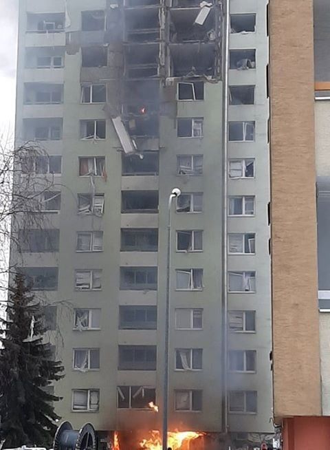 V prešovskom paneláku vybuchol plyn, mohutná explózia vybila všetky okná a zničila niekoľko poschodí (Aktualizované)