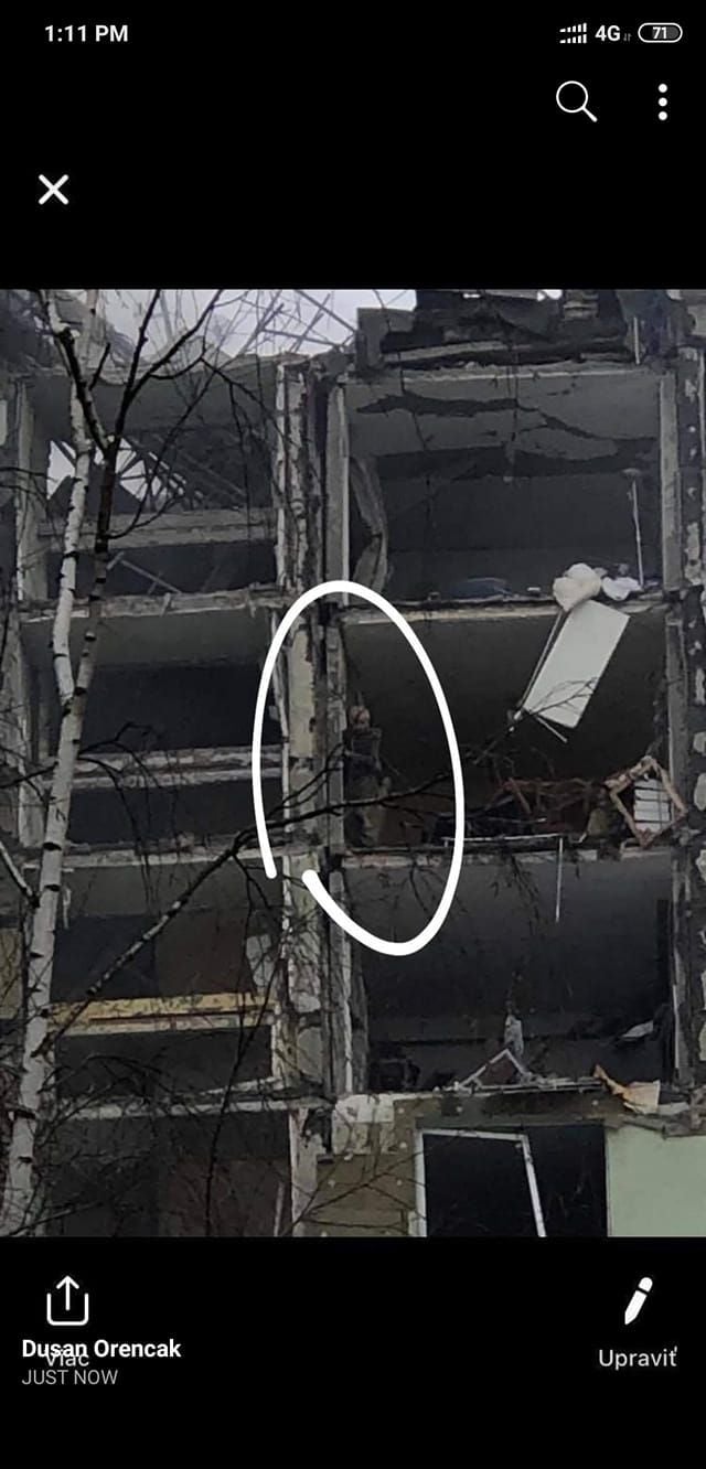 Prvé fotky z miesta explózie plynu v Prešove zachytávajú rozpadajúci sa panelák aj ľudí v snahe zachrániť sa