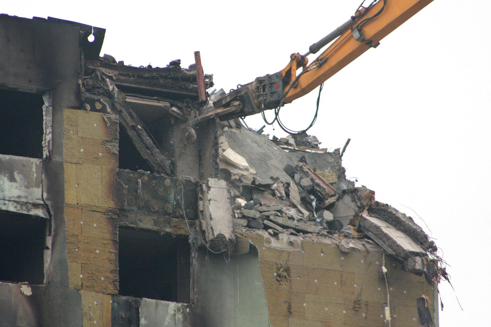 Prešovskú bytovku budú musieť zbúrať úplne celú, tvrdí statik po prvom dni demolácie. Jej stav je kritický, celá sa rozpadáva