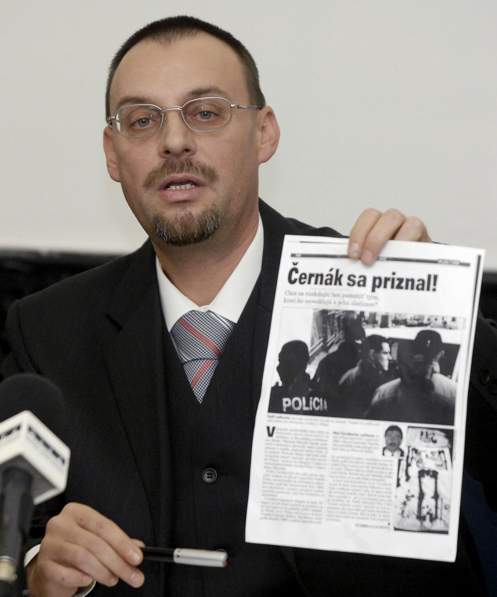 Na snímke generálny prokurátor SR Dobroslav Trnka  na tlačovej konferencii 25. októbra 2007 v Bratislave informuje, že boss banskobystrického podsvetia Mikuláš Černák požiadal Generálnu prokuratúru na začiatku augusta o dohadovacie konanie, teda o dohodu o vine a treste.