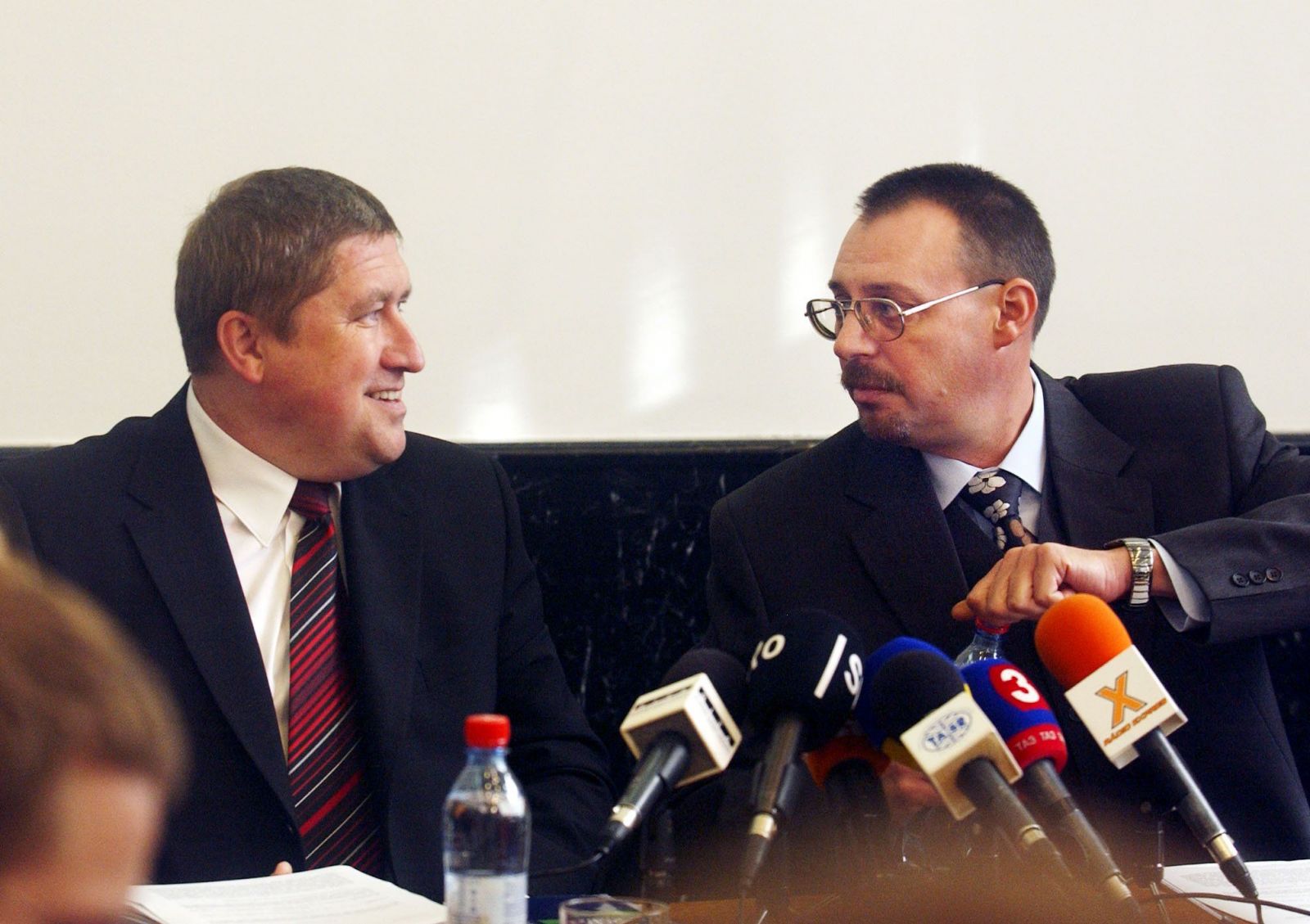 Špeciálny prokurátor Dušan Kováčik (vľavo) a generálny prokurátor Dobroslav Trnka (vpravo) sa radia pred začiatkom tlačovej konferencie 22. septembra 2006 v Bratislave, na ktorej vysvetlili rozhodnutie špeciálnej prokuratúry o zastavení trestného stíhania voči bývalému riaditeľovi SIS Ivanovi Lexovi v kauze návodu na vraždu Róberta Remiáša.
