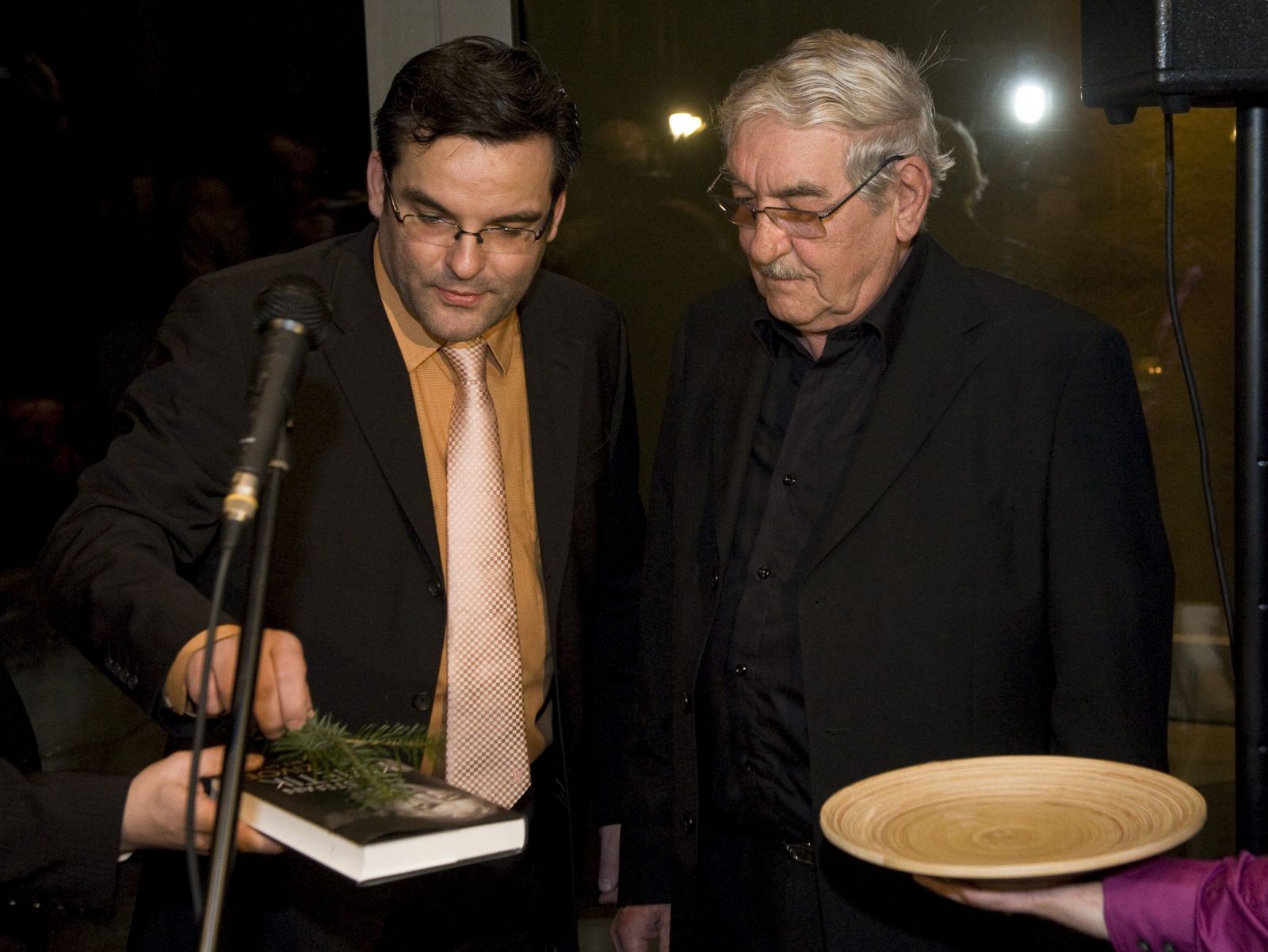 Herec Štefan Kvietik (vpravo) a syn Martin Kvietik (vľavo) na slávnostnom krste knihy Štefan Kvietik Život bez opony od autora Jána Čomaja 17. februára 2010 v Bratislave.