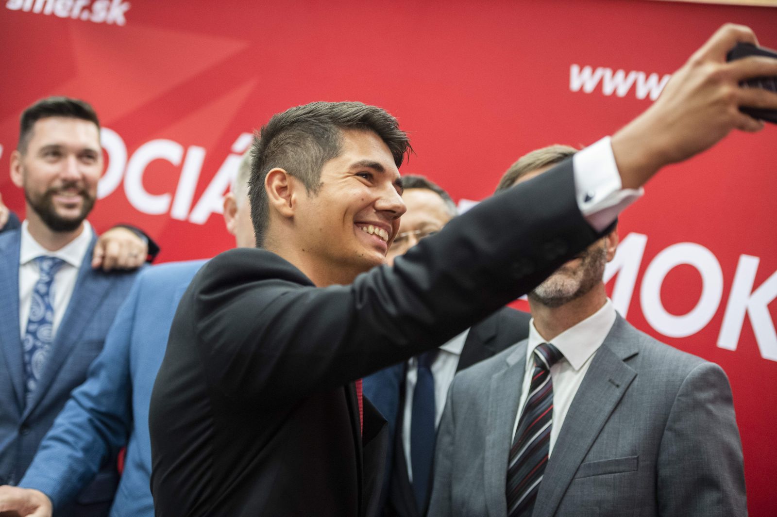 Na snímke podpredseda SMERu-SD Erik Kaliňák (v popredí) robí selfie počas tlačovej konferencie po pracovnom sneme strany Smer – sociálna demokracia v Bratislave 18. júla 2020. Zľava podpredseda SMERu-SD Richard Takáč, staronový predseda SMER-SD Robert Fico a podpredsedovia SMERu-SD Ladislav Kamenický a Juraj Blanár.