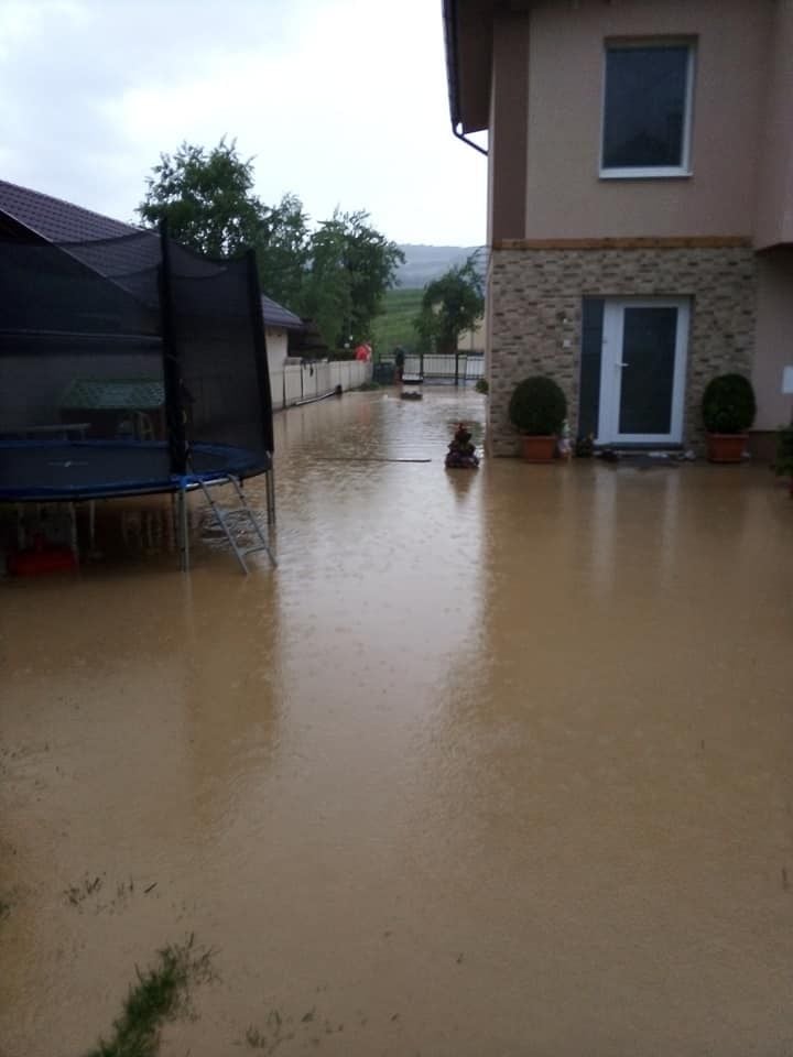 V obci Víťaz pri Prešove voda z potoka zaplavila dvadsiatku rodinných domov a záhrad. Na vine je silná búrka