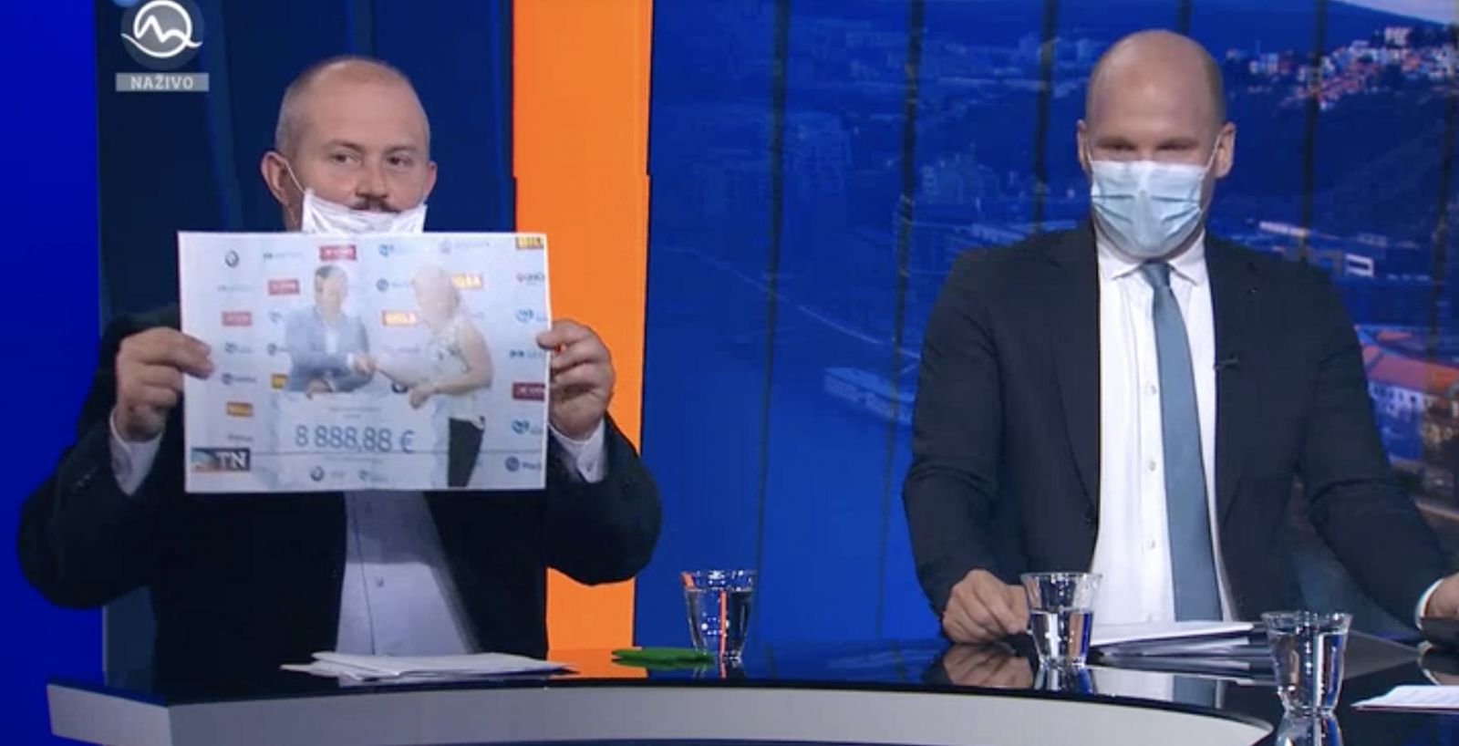 Marian Kotleba sa zastal Maroša Kramára, nevedel vysvetliť pôvod čipovania v Biblii a ukazoval šeky 8888,88 eur Markízy