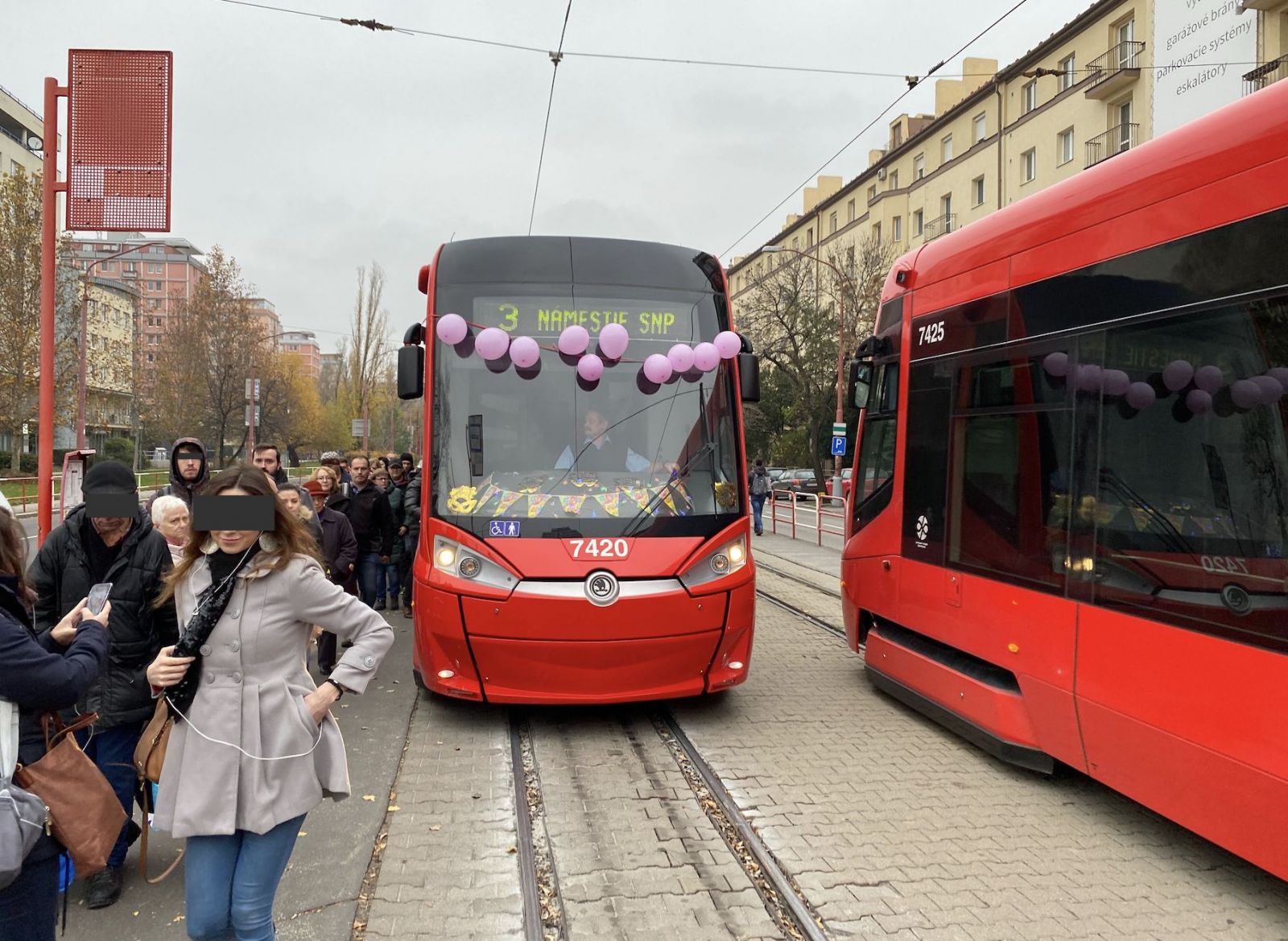 Vodič električky v Bratislave vyčaril úsmev na tvári cestujúcim počas svojich narodenín. Vyzdobil ju a ponúkal sladkosti zadarmo