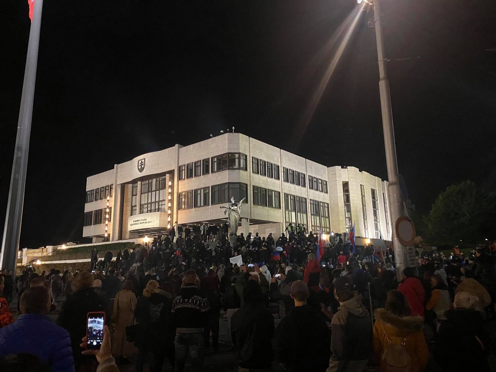 PROTESTY V BRATISLAVE NAŽIVO: Extrémista Kotleba tvrdí, že poslanca Medveckého zbila polícia. Dav skanduje „gestapo“ (+ foto)