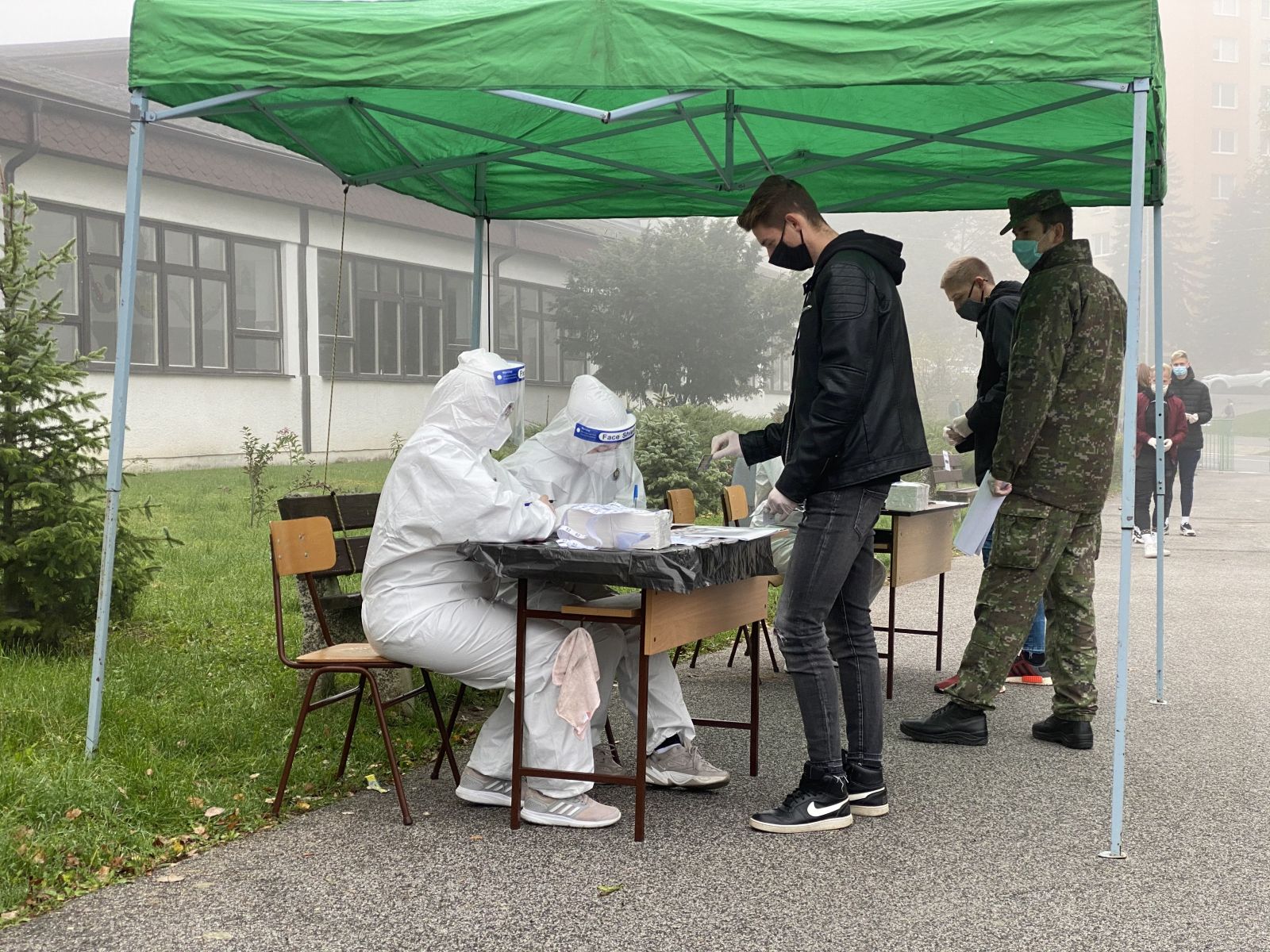 Na snímke ľudia počas registrácie pred odbermi na odbernom testovacom mieste v Bardejove 23. októbra 2020. TASR - Maroš Černý
