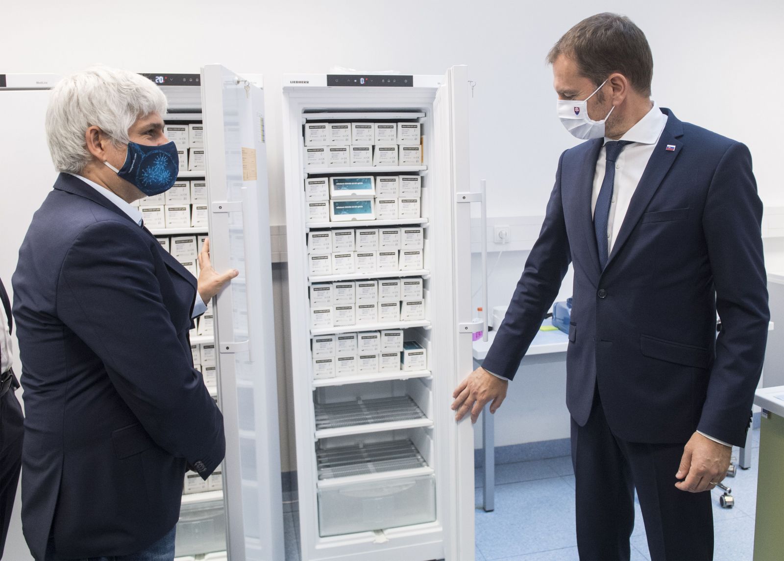 Slovenskí vedci darovali 100.000 kusov PCR testov na ochorenie COVID-19 vo vedeckom parku Univerzity Komenského v Bratislave 9. októbra 2020. Na snímke vpravo premiér SR Igor Matovič a vľavo biochemik Pavol Čekan.
