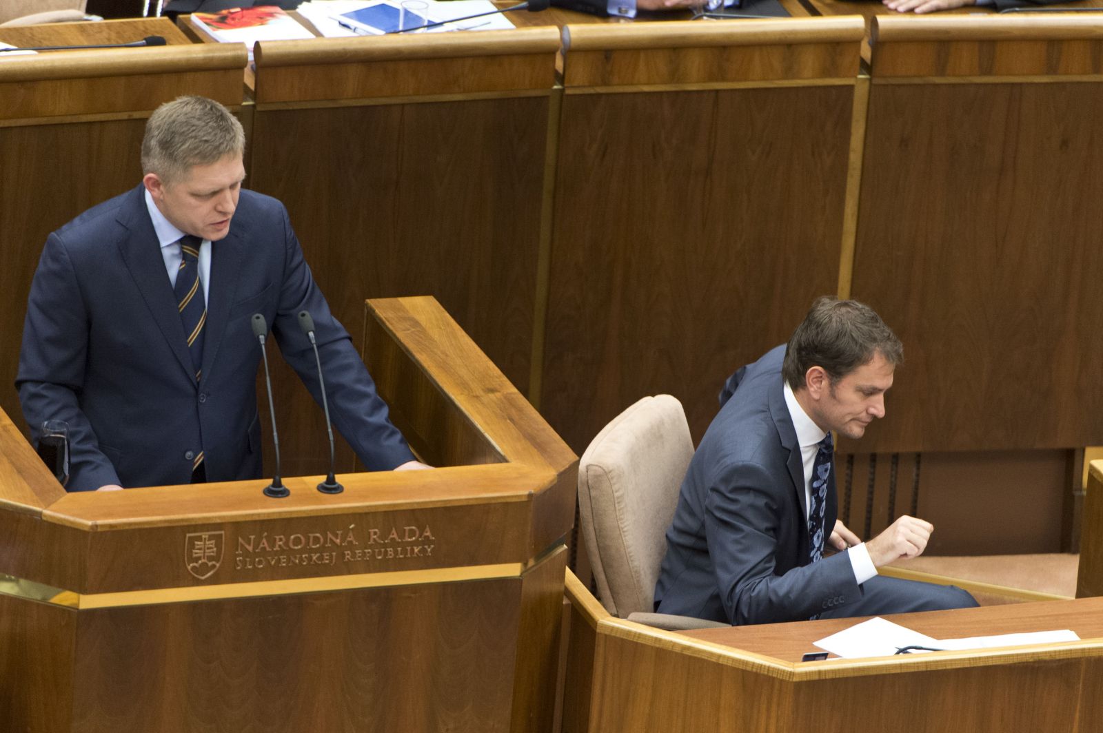 Na snímke vľavo predseda vlády SR Robert Fico pri prejave a vpravo poslanec NRSR Igor Matovič (OĽaNO) počas zasadania mimoriadnej 42. schôdze NRSR na vyslovenie nedôvery predsedovi vlády Slovenskej republiky Robertovi Ficovi. V Bratislave, 8. novembra 2014.