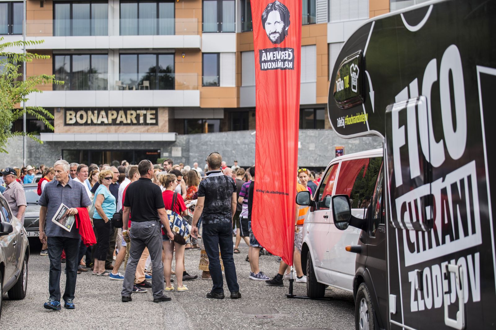 Na snímke účastníci jedenásteho protestu proti zlodejom v politike pred luxusným komplexom Bonaparte v Bratislave 29. augusta 2016.