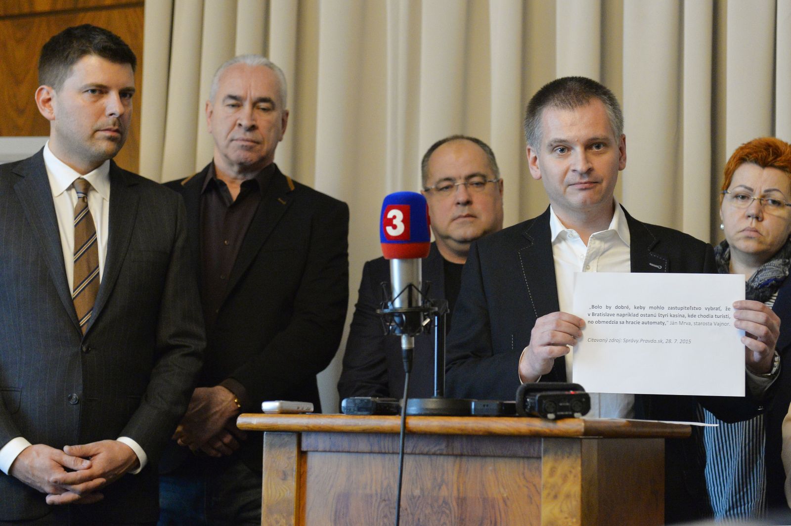 Tlačová konferencia bratislavských mestských poslancov k téme hazardu v Bratislave. Na snímke zľava poslanci MsZ Martin Borguľa, Marián Greksa, Slavomír Drozd, Martin Chren a Iveta Hanulíková. 