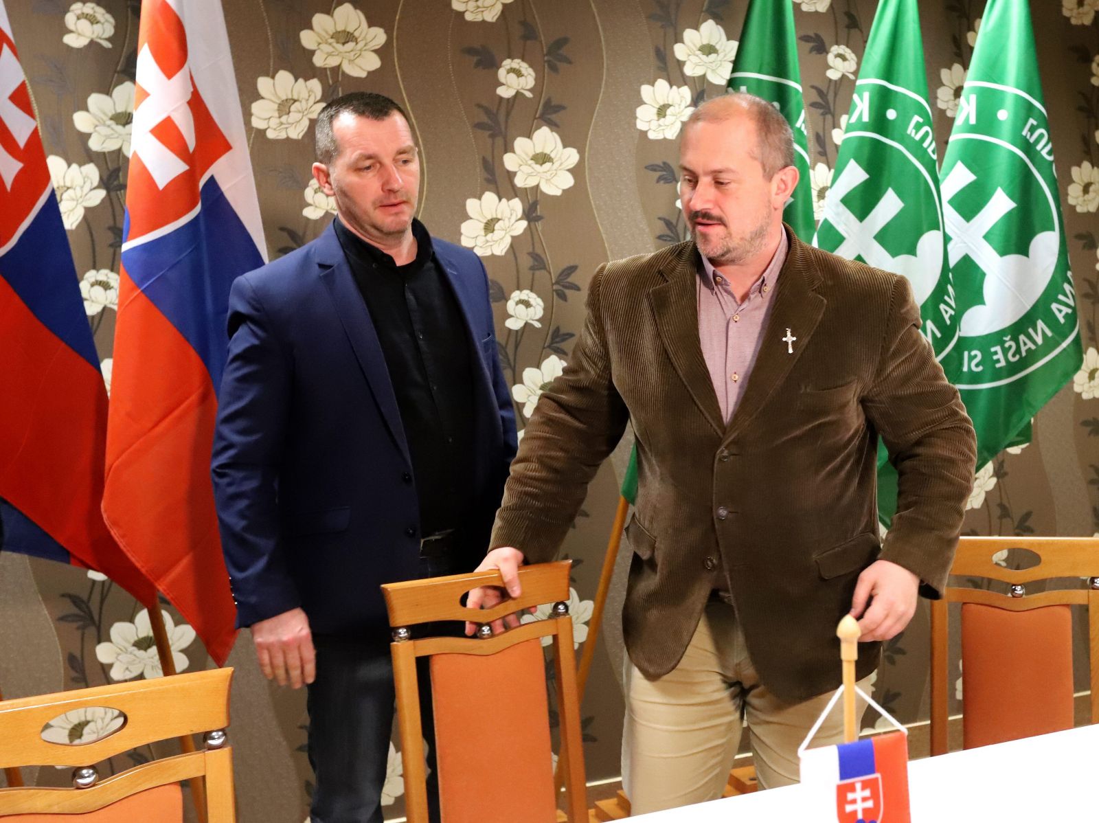 Na snímke vpravo líder ĽSNS Marian Kotleba, vľavo hovorca strany Ondrej Ďurica v centrále strany po voľbách do NR SR v Banskej Bystrici 1. marca 2020.
