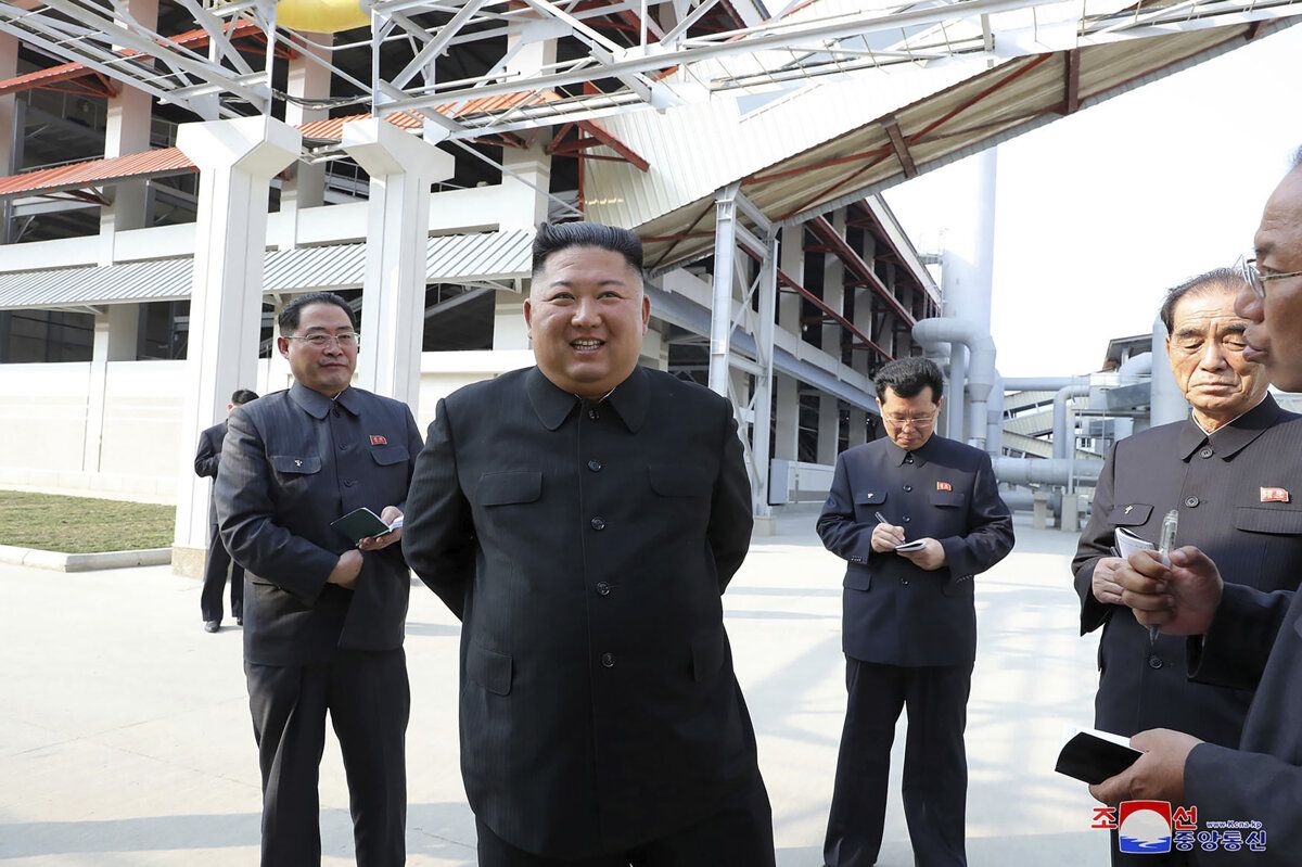 Kim Čong-un žije. Po 3 týždňoch sa objavil na verejnosti