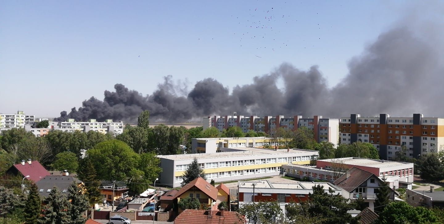 VIDEO: Pri požiari v Bratislave zasahuje viac ako 50 hasičov, horí veľká budova