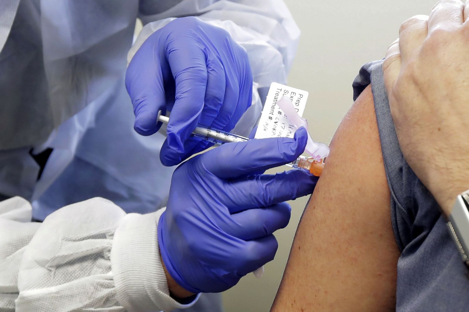 Dobrovoľník Neal Browning dostáva ako druhý v poradí vakcínu proti novému koronavírusu počas klinickej skúšky vakcíny, ktorá sa začala vo výskumnom ústave v americkom meste Seattle v pondelok 16. marca 2020.