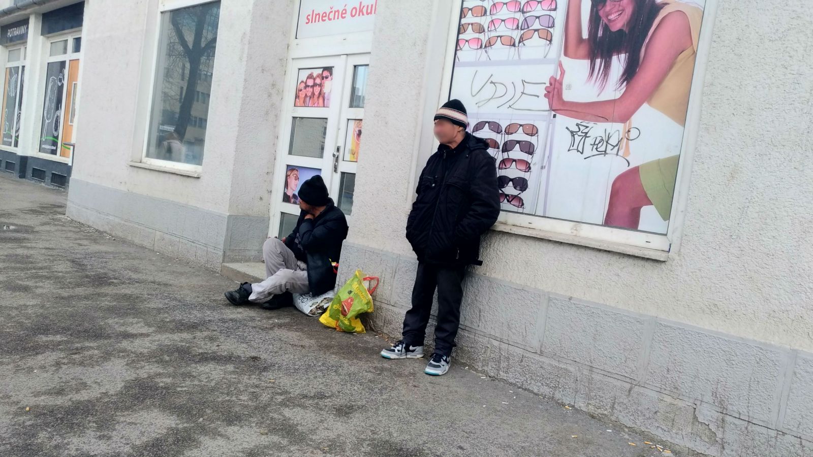 Bratislava má problém s bezdomovcami. Pijú na verejnosti a robia neporiadok, denne okolo nich prejdú tisíce ľudí