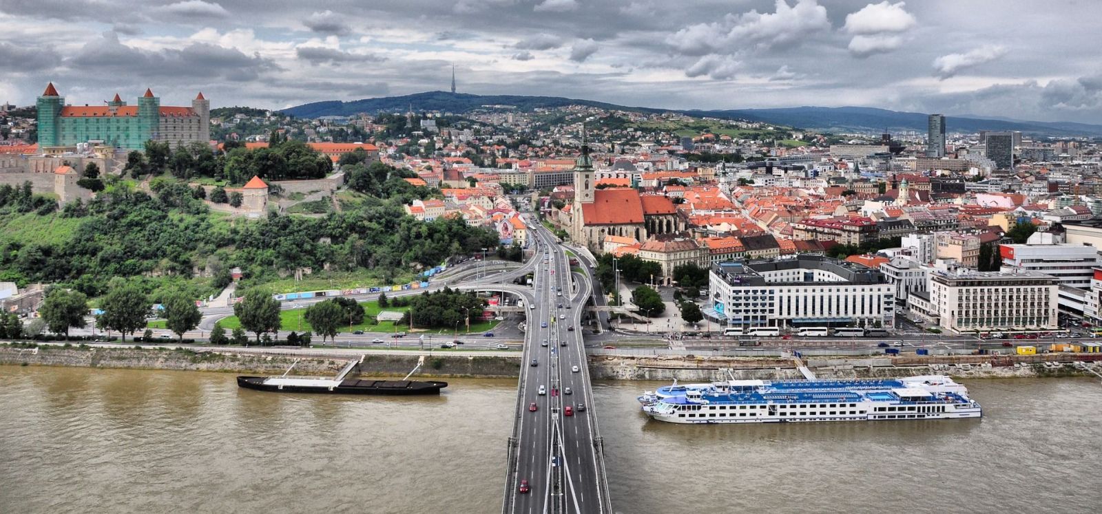 Bratislave pohorela a je na chvoste v rámci v indexu inteligentných miest. Neprijíma menšiny a cudzincov, doprava je katastrofa