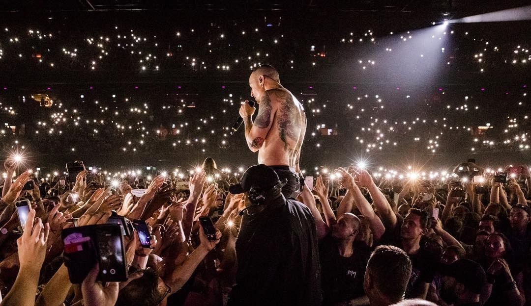 Chester nedokázal spievať na plejbek a v živote si prešiel peklom. 20 zaujímavostí o Linkin Park, ktoré si (možno) nevedel