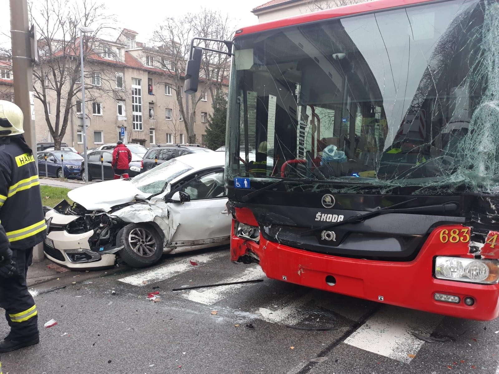 Po zrážke trolejbusu s autom a nákladným vozidlom skončil Renault na totálku. Museli odkloniť niektoré linky