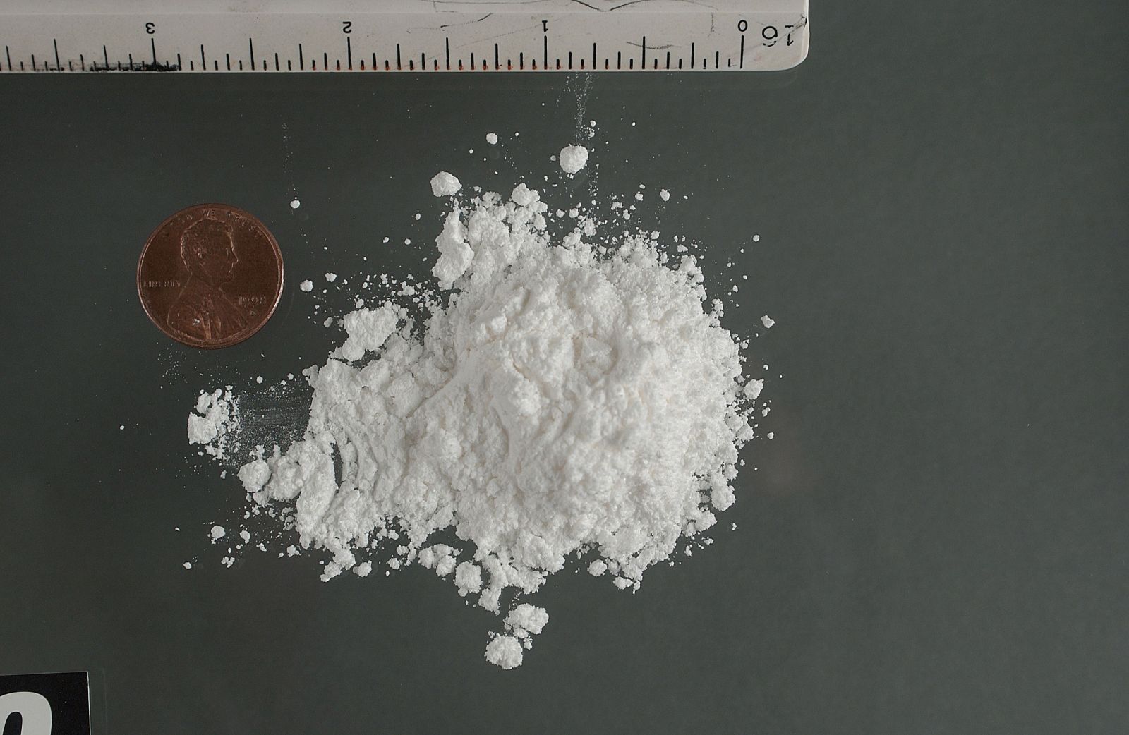 Japonec chcel prepašovať vyše 240 balíkov kokaínu v črevách, zomrel priamo na palube lietadla