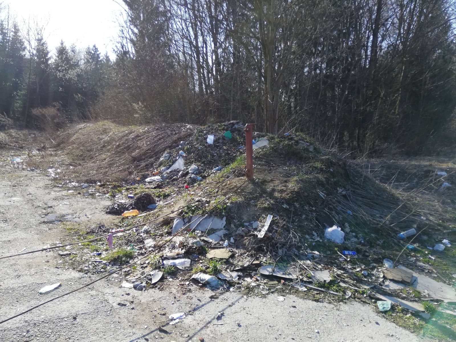 Kocúrkovo na slovenský spôsob: Pod Strečnom vodiči nechali tony odpadu a fľaše plné moču, nemal to kto vyčistiť